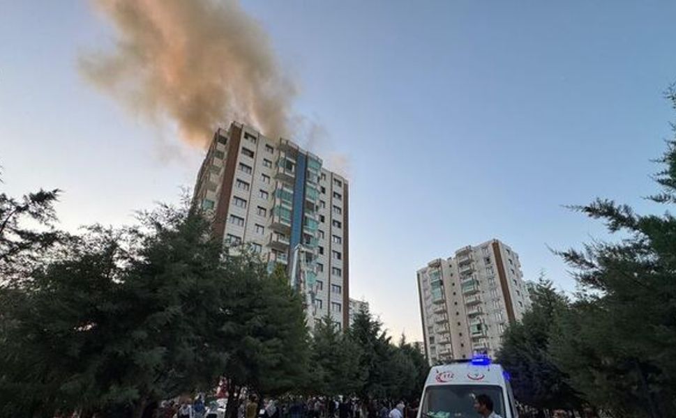 13 katlı binada korku dolu anlar: Çatı katındaki yangında can pazarı... Ölü ve yaralılar var!