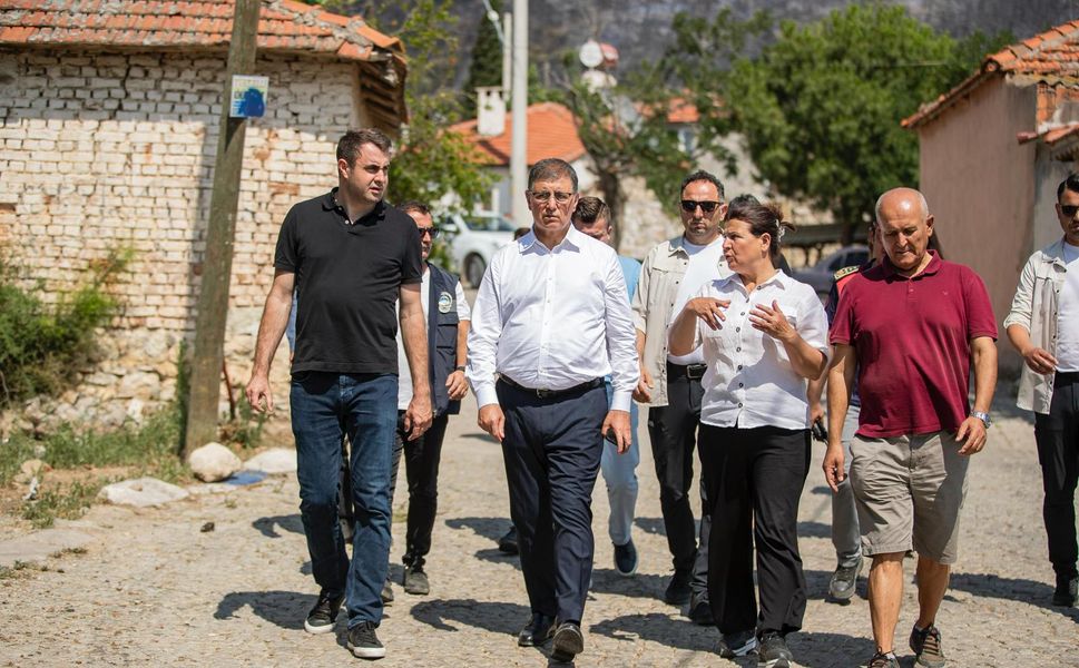 Foça'da yangın kontrol altında: Tugay alana geldi