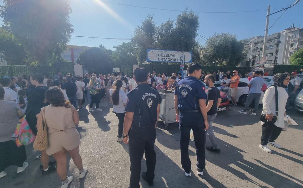 İzmir'de zabıtalar LGS'ye giren öğrencilerin yardımına koştu