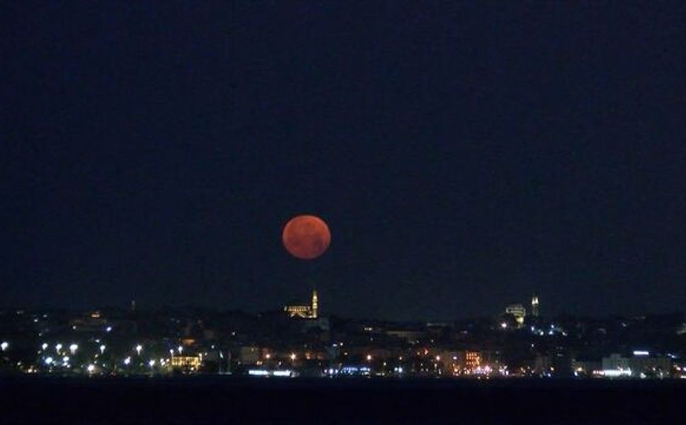 Gökyüzü renk cümbüşüne sahne oldu: 18 yıl sonra “çilek dolunayı” büyüledi!