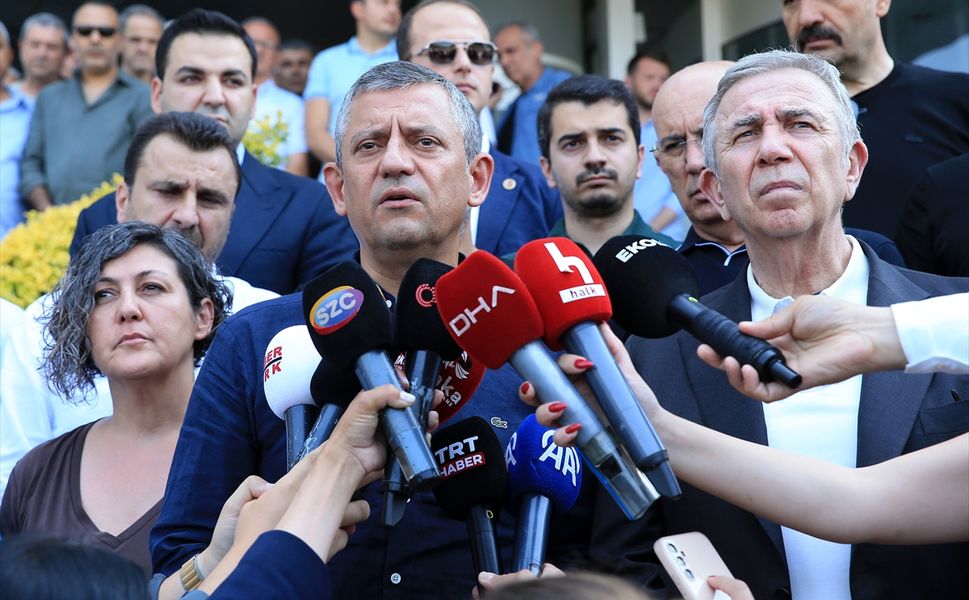 Özel'den hastane önünde açıklama: Ferdi Zeyrek'in durumu uzmanlarca takip ediliyor
