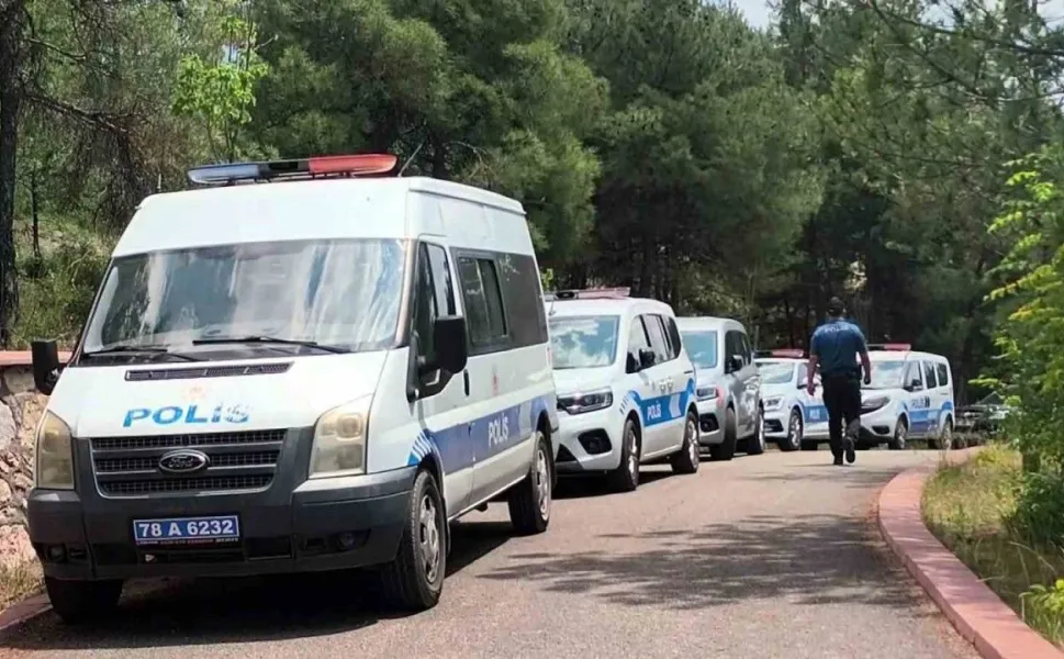 Ağaca asılı halde erkek cesedi bulundu