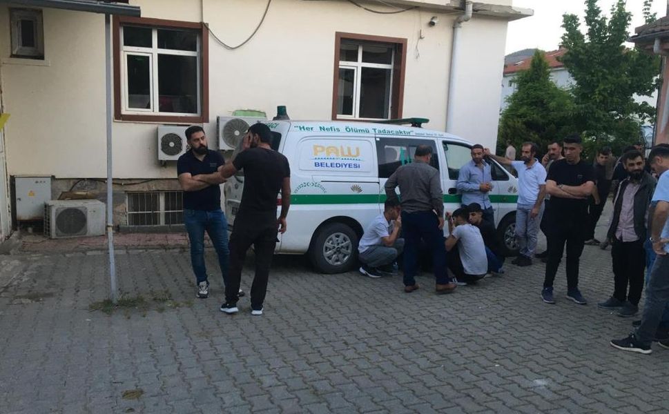 Aile faciası: 15 yaşındaki çocuk babasını öldürdü, annesini ağır yaraladı!