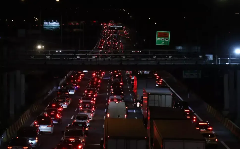 Bayram yolculuğu trafiği felç etti: Uzun araç kuyrukları oluştu!