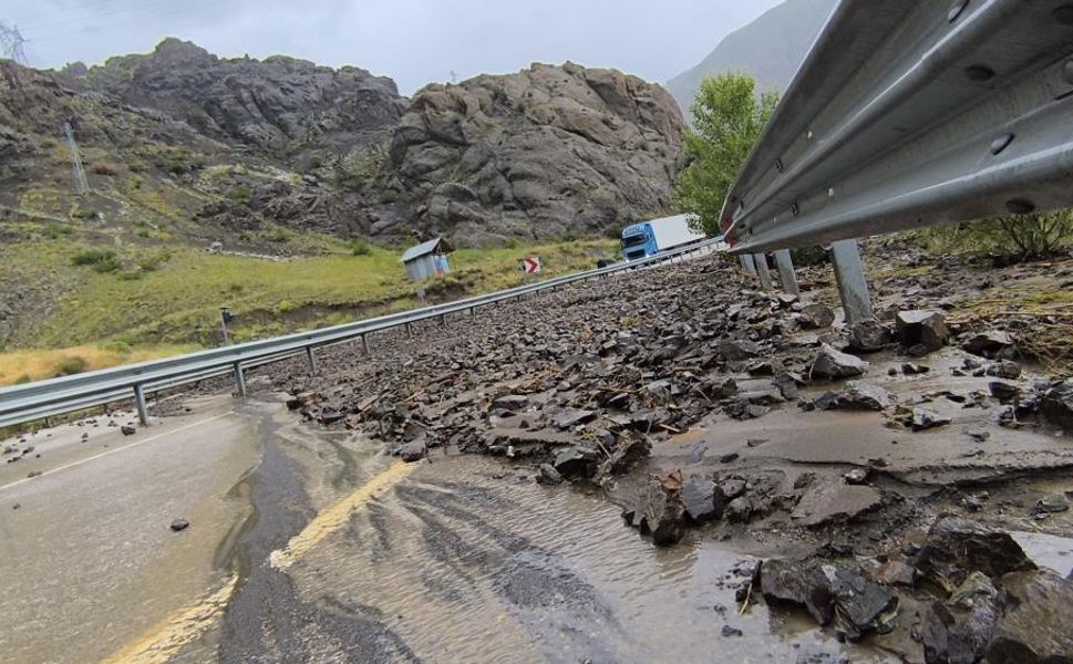 Erzurum-Artvin Karayolu'nda heyelan paniği: Facia son anda önledi!