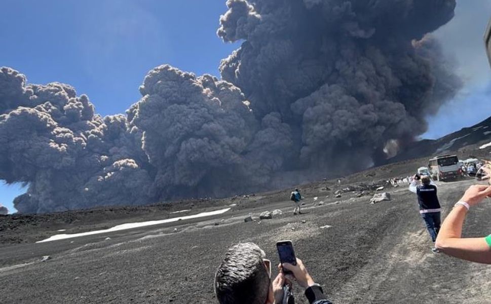 Etna Yanardağı yine faaliyete geçti: Turistler panik içinde kaçtı!