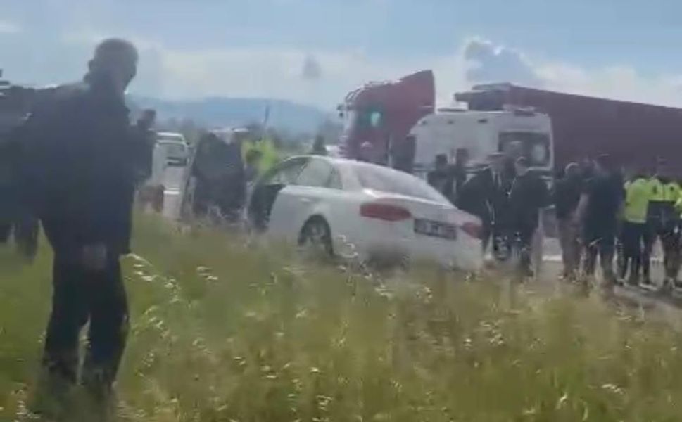 Facianın eşiğinden dönüldü: Cumhuriyet Başsavcısını taşıyan ambulans, otomobil ve TIR birbirine girdi!