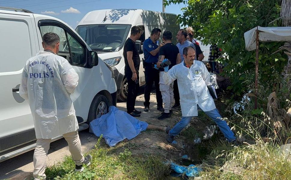 Fenalaşıp kamyonetinden inen kişi olay yerinde hayatını kaybetti