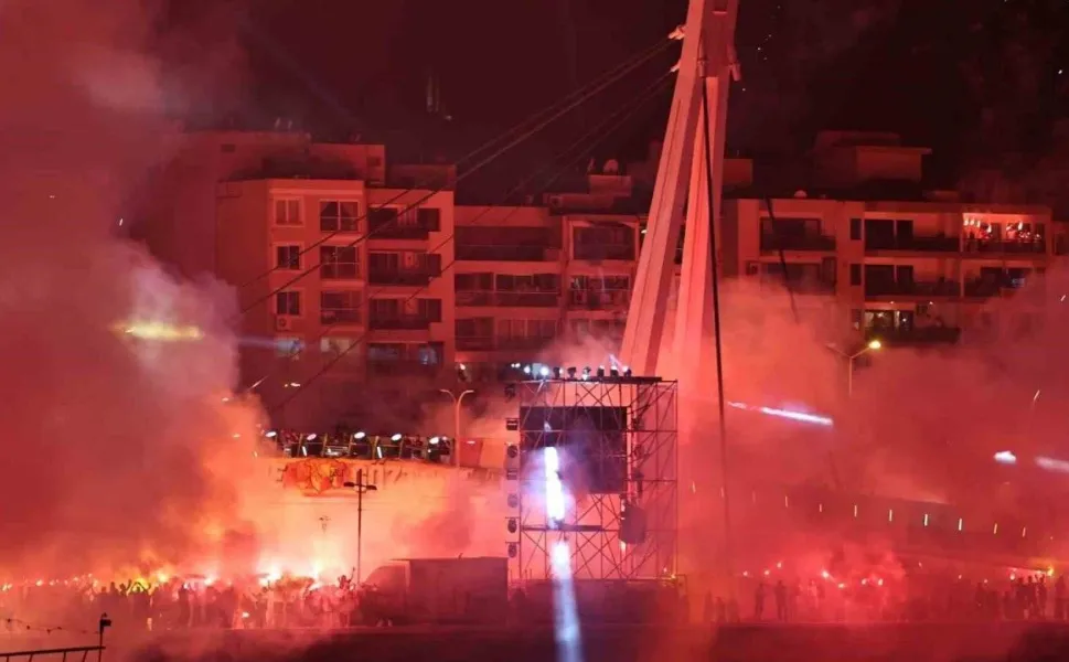 Göztepe’nin 100. yılı görkemli kutlamayla taçlandı: Meşaleler geceyi aydınlattı