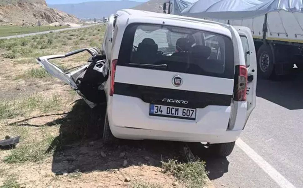 Hafif ticari araçların çarpıştığı kazada 4 kişi hayatını kaybetti