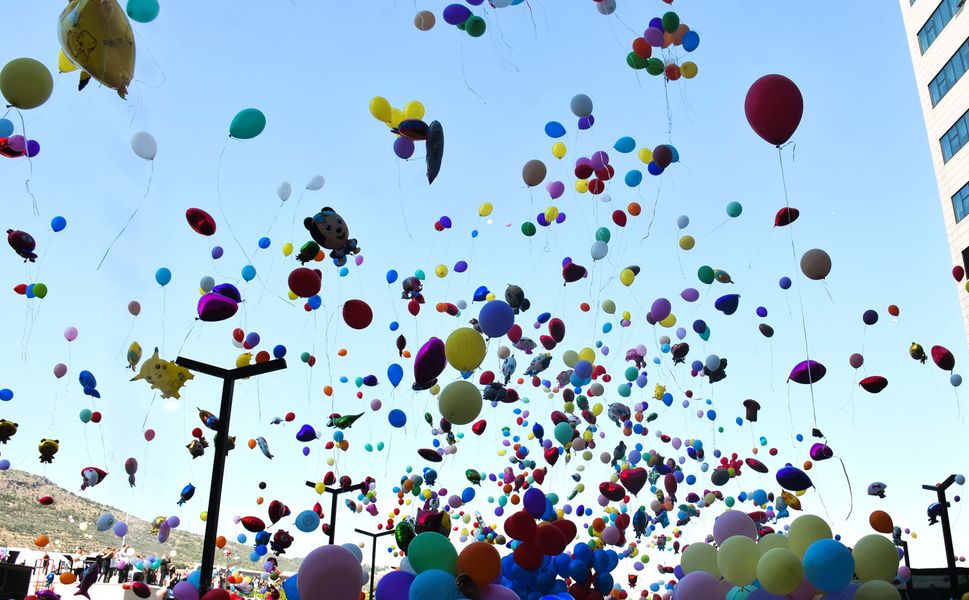 İzmir’de kanserle mücadele eden çocuklara bayramda moral: Yüzlerce balon gökyüzüne bırakıldı