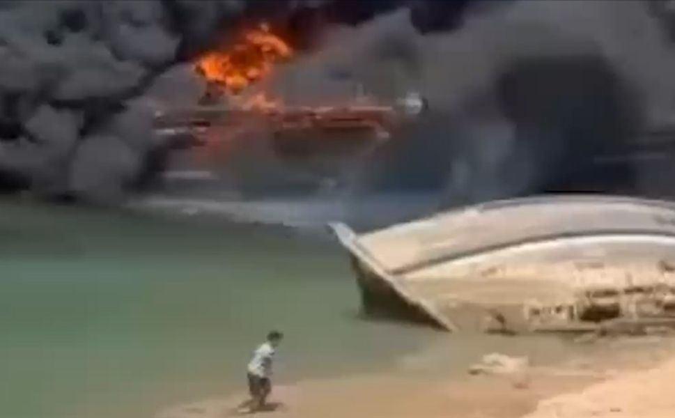 İran'da iskelede korkutan yangın! 10'dan fazla tekne alev alev yandı