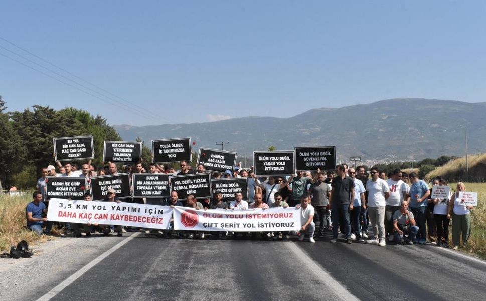 İzmir Tire’de trafik kazası sonrası sanayi çalışanları yol kapattı: Artık Ölmek İstemiyoruz!
