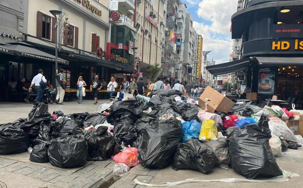 İzmir'de grev krizi: Çöp dağları sokaklara taştı, esnaf ve halk tepkili!