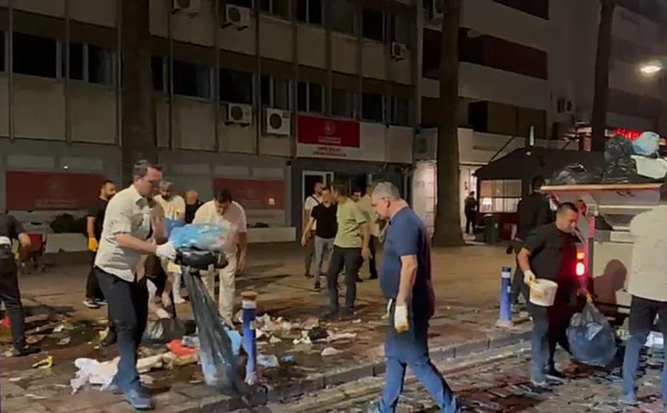 Başkan Tugay sahaya indi, grev krizinde tansiyon yükseldi: İzmir çöp sorunuyla karşı karşıya