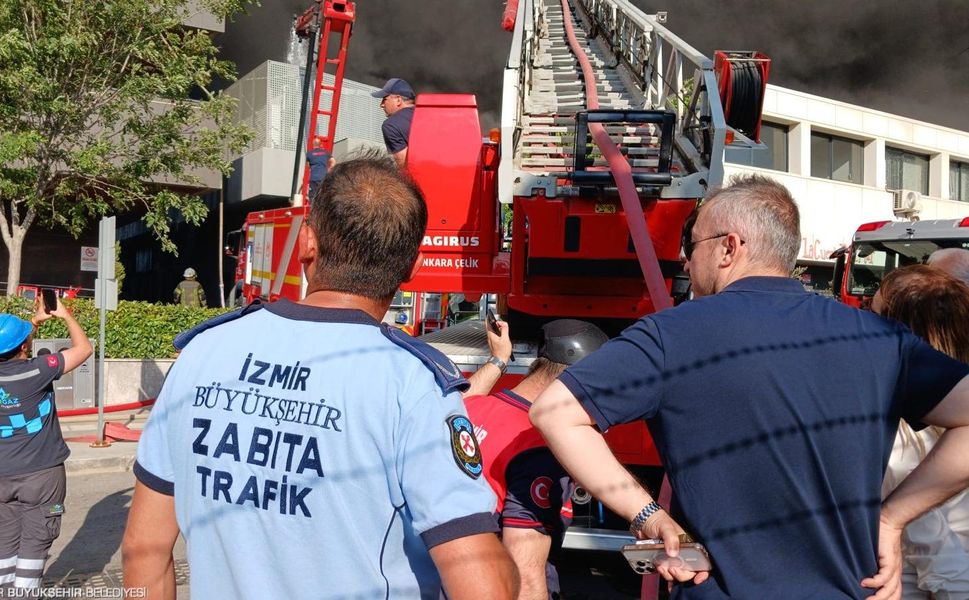 İzmir’de plastik deposunda yangın paniği: Büyükşehir Zabıtası yangında seferber oldu!