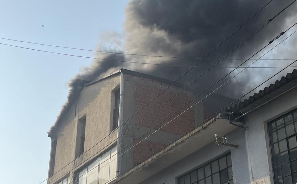 İzmir’de Tarihi Elektrik Fabrikası’nın bulunduğu alanda korkutan yangın: Alevler mahalleye sıçradı!