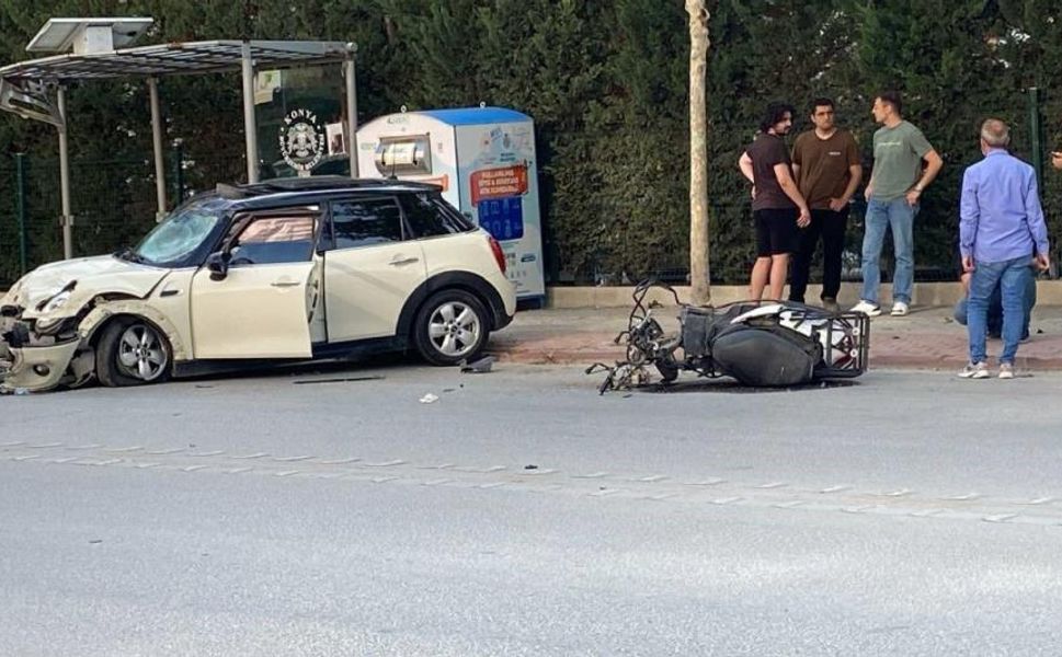 Kavşakta feci kaza: Aşırı hızlı otomobil motokuryeye çarptı, sürücü tutuklandı!