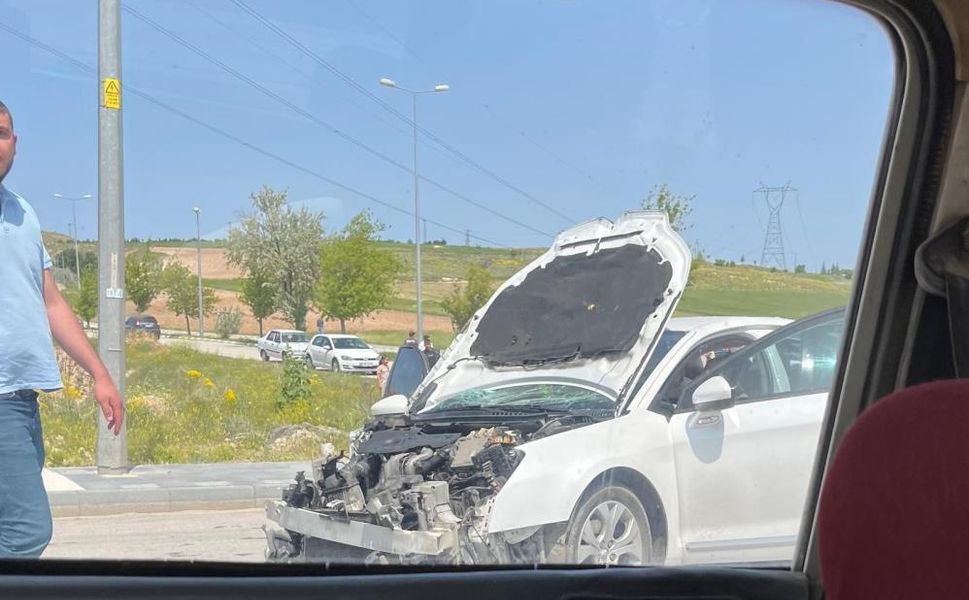 Korkutan kaza: İki otomobil kafa kafaya çarpıştı, çok sayıda yaralı var!
