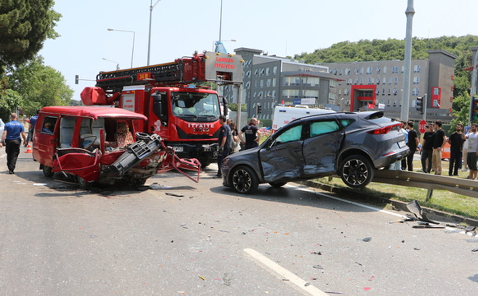 Minibüsle otomobil çarpıştı: 2’si ağır 6 kişi yaralandı