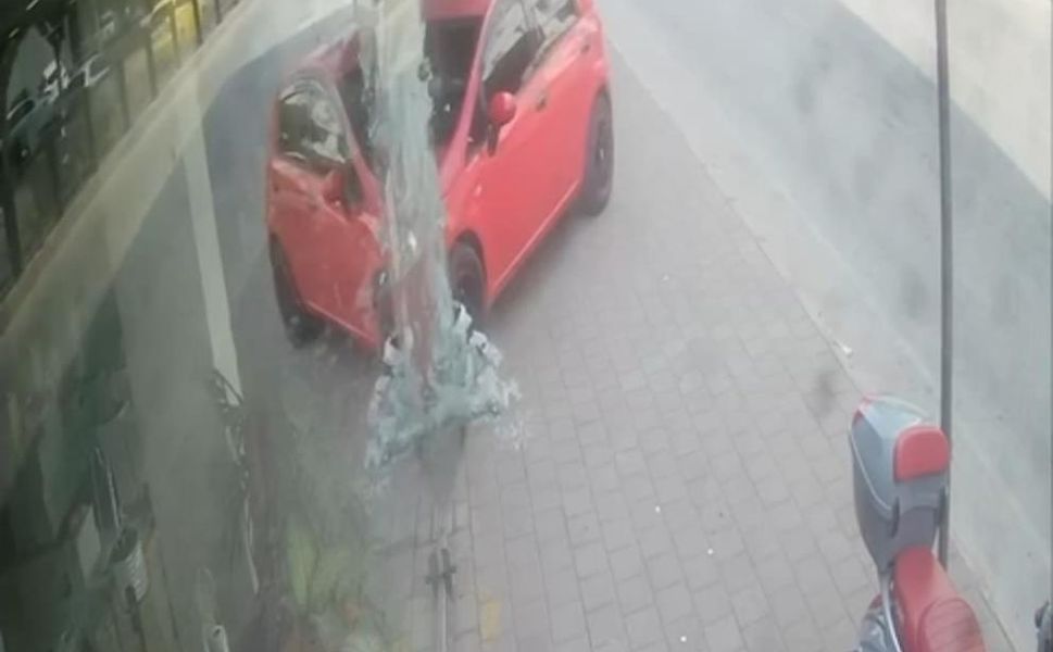 Otomobil camları parçalayıp mağazaya daldı: Kaza anı kamerada!