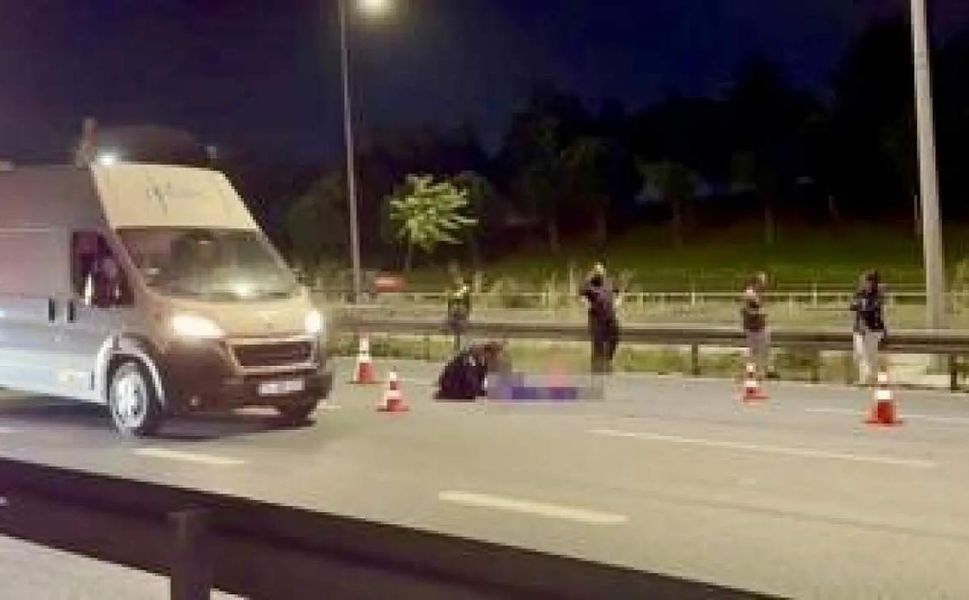 Otomobilin çarpmasının ardından üzerinden iki araç daha geçti!