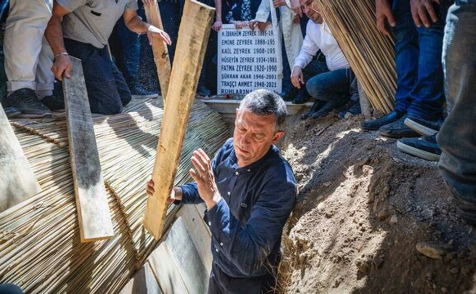 Özgür Özel'in zor vedası: "Kardeşim" dediği Ferdi Zeyrek’i elleriyle toprağa verdi!