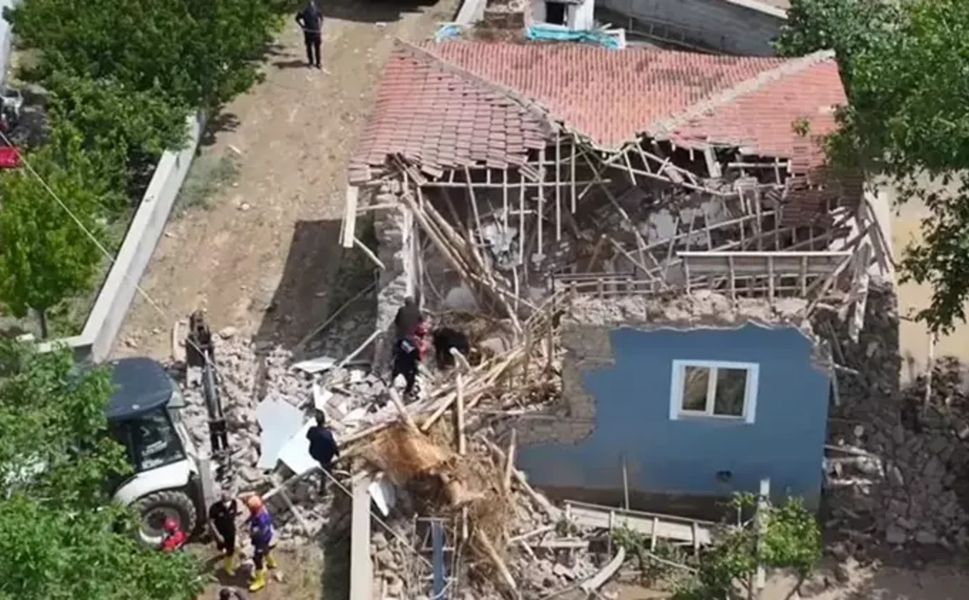 Sel felaketi evi yıktı, hasar havadan görüntülendi