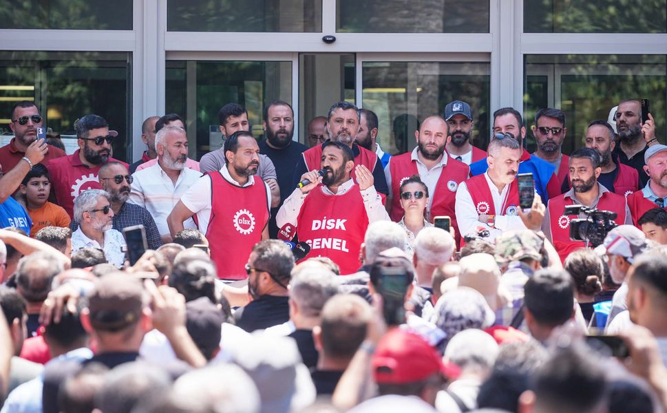İzmir'de işten çıkarmalara karşı sendikalar ayağa kalktı: 'İlk tebligat verildiği an sokaktayız!'