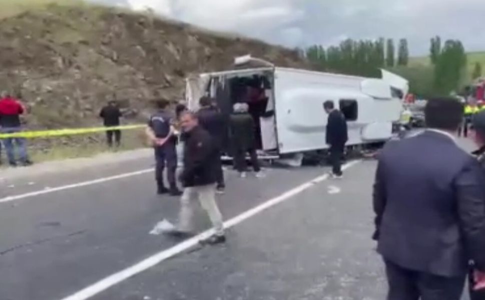 Taziye dönüşü midibüs devrildi: 2 ölü, 27 yaralı