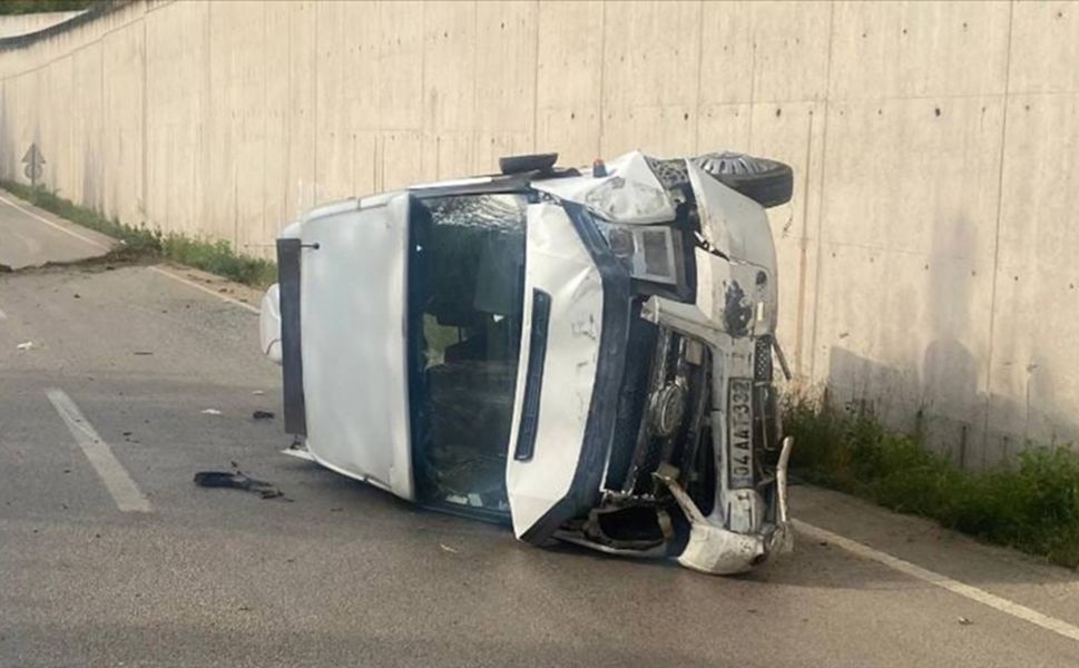 Taziyeye giden minibüs devrildi: 10 yaralı