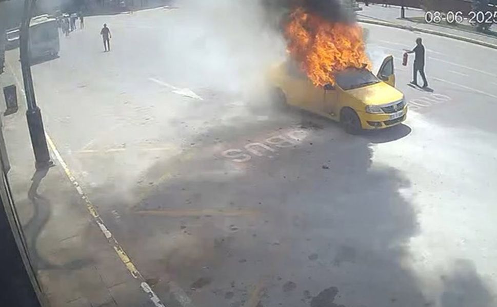 Ticari takside d*hşet anları: Çakmak çakınca otomobil alev topuna döndü!
