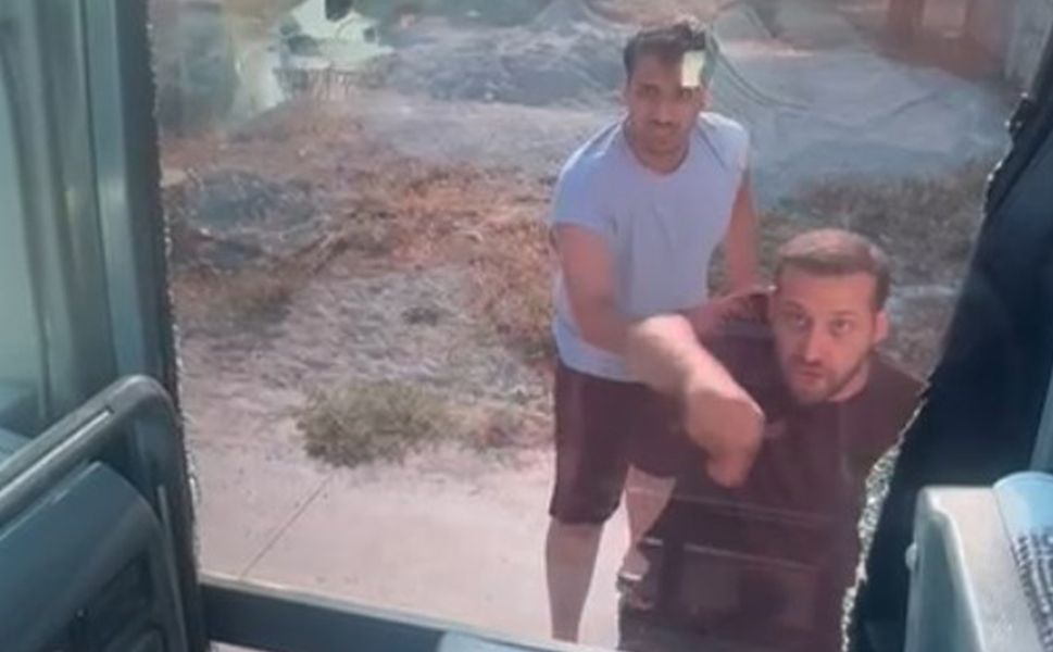 Trafikte korku dou anlar: Turist taşıyan otobüs şoförüne taşlı saldırı!