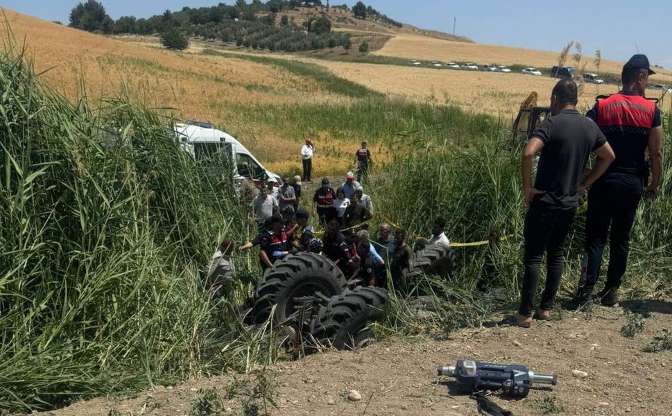 Yangını söndürmek isterken traktörün altında kaldı