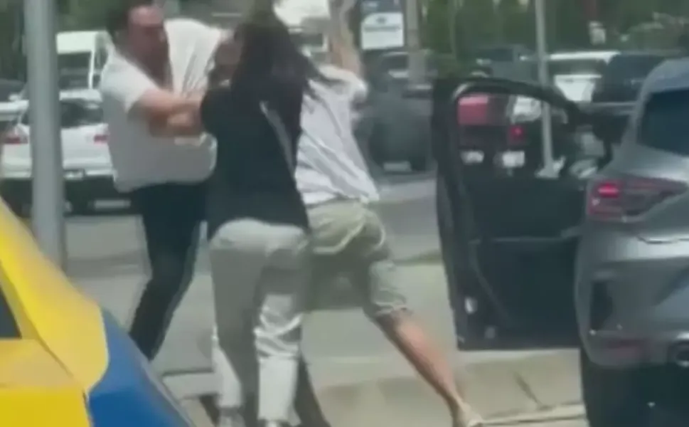 Yol verme tartışması yumruklu kavgaya dönüştü: Bir kadın da yumrukların hedefi oldu!