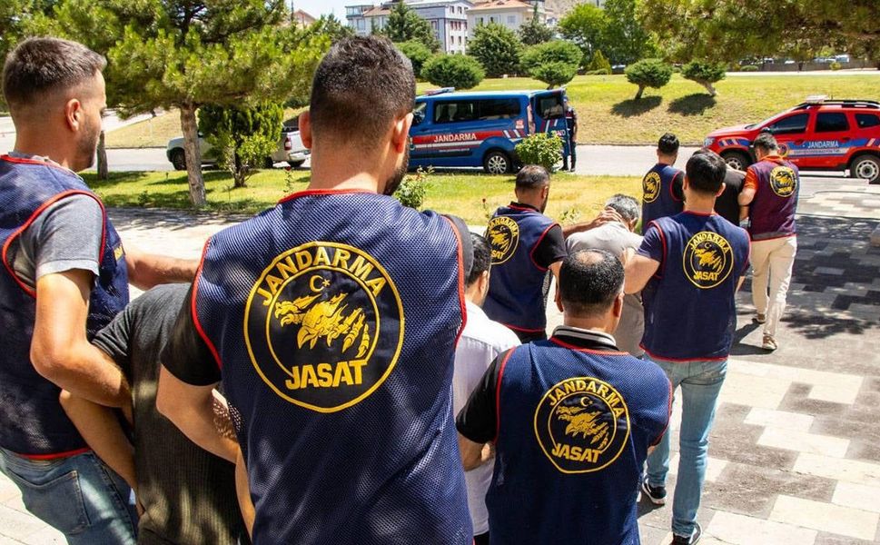 Battaniyeye sarılı cesedi şehir şehir taşıdılar: Kan donduran cinayete 4 tutuklama