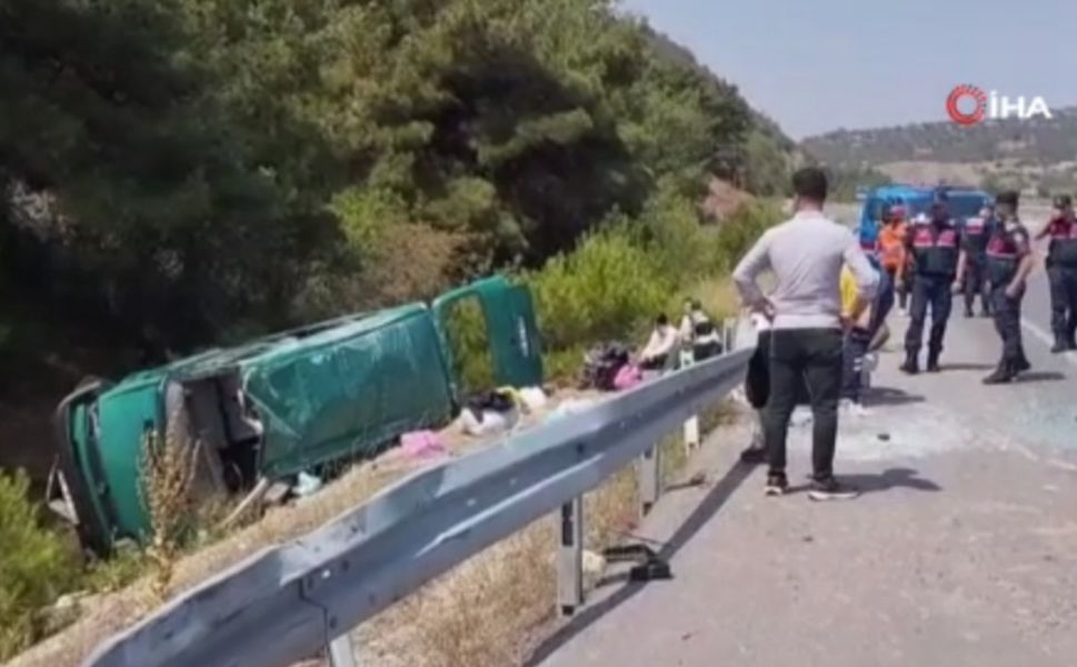 Kontrolden çıkan minibüs takla attı: 13 yaralı
