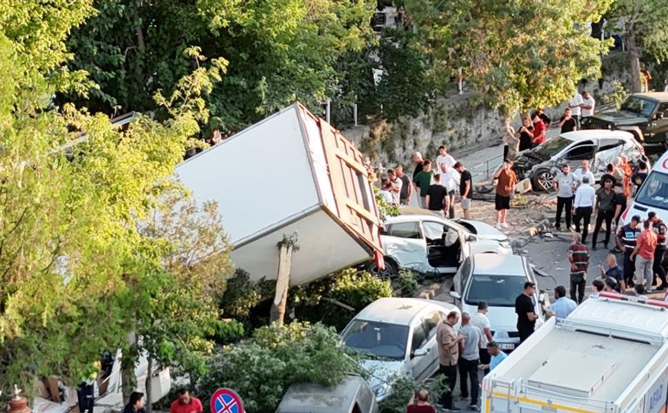 Trafik faciası: Kamyon kontrolden çıktı, park halindeki araçlar paramparça oldu!