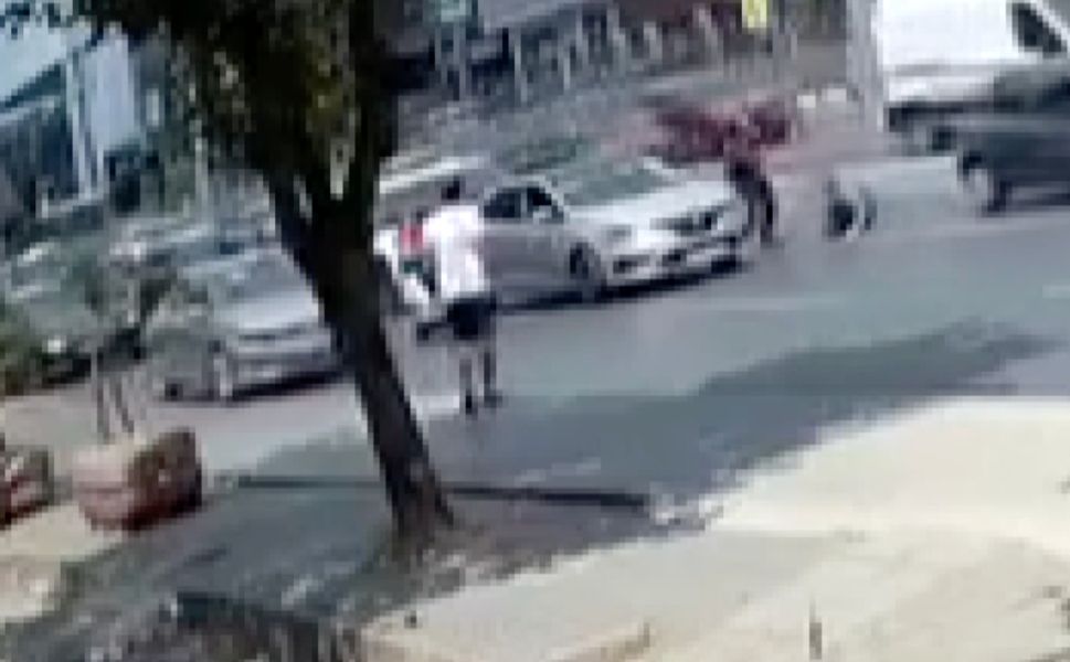 Trafikte şok anlar! Motosikletli sürücüden tek yumrukluk saldırı!