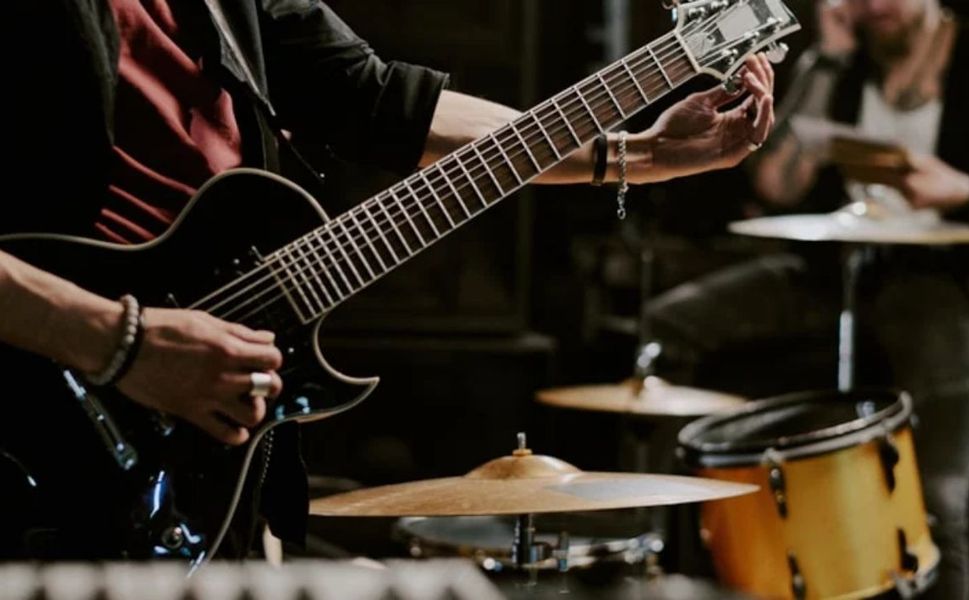 Dini değerlere hakaret ettiği iddia edilen rock grubu üyeleri tutuklandı