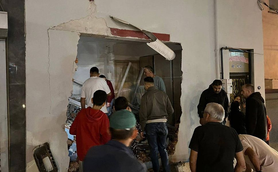 İzmir'de freni boşalan kamyon evin oturma odasına daldı
