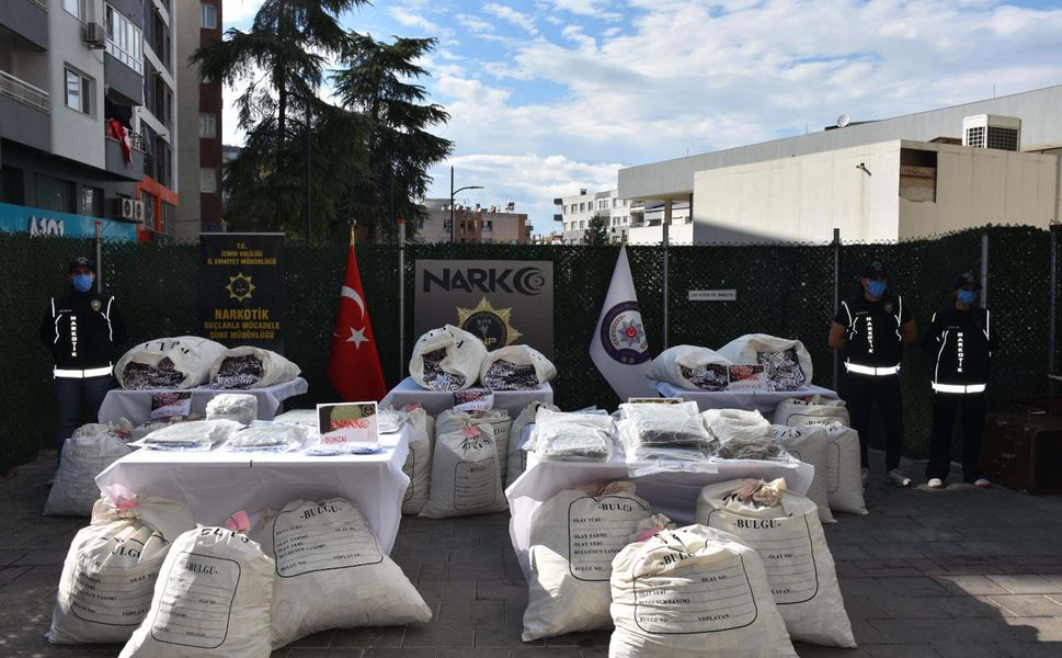İzmir’de nefes kesen operasyon! Tek seferde 881 bin 800 sentetik hap ele geçirildi