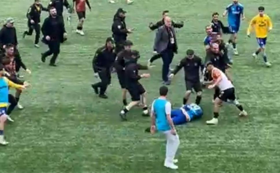 Futbol sahası boks ringine döndü: Yumruklar ve tekmeler havada uçuştu!