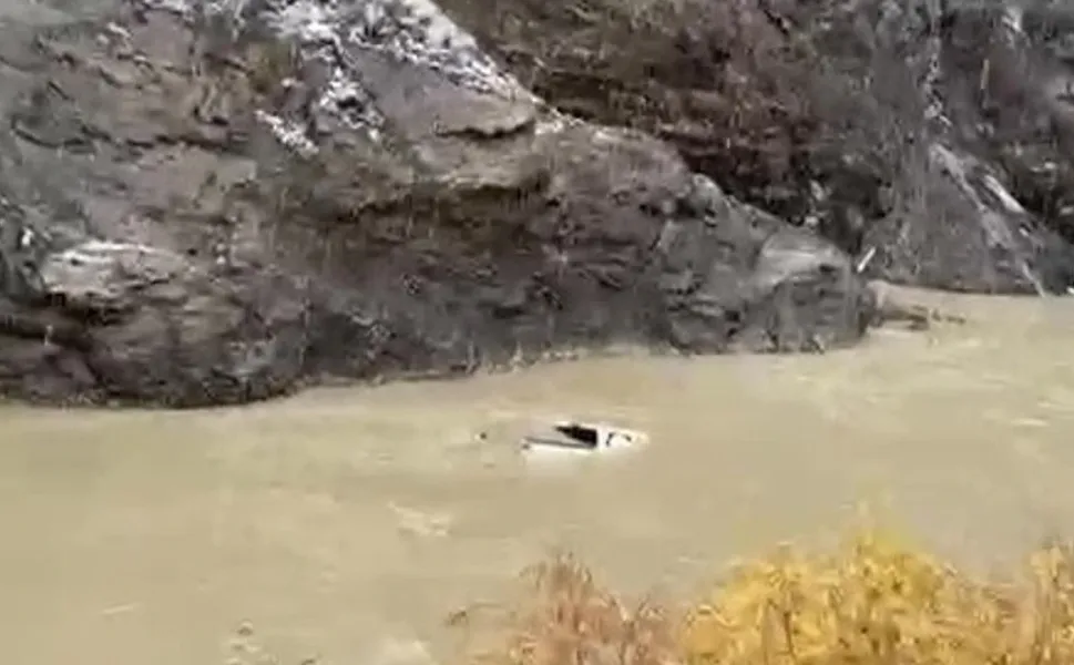 İşçileri taşıyan kamyonet dereye uçtu: Feci kazada 2 işçi hayatını kaybetti