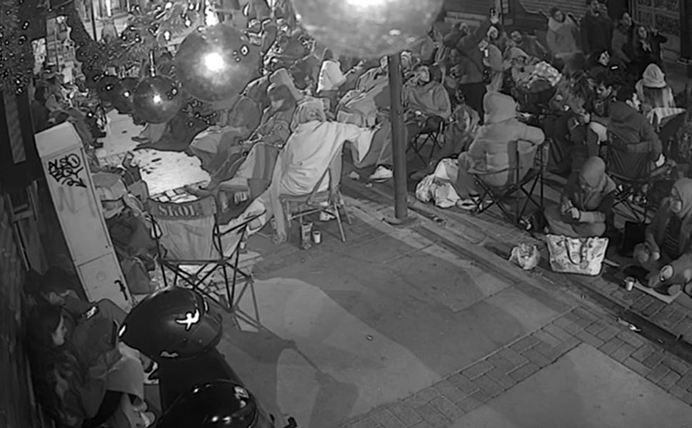 Battaniye ve kamp sandalyeleriyle kuyrukta! İzmir’de indirim heyecanı