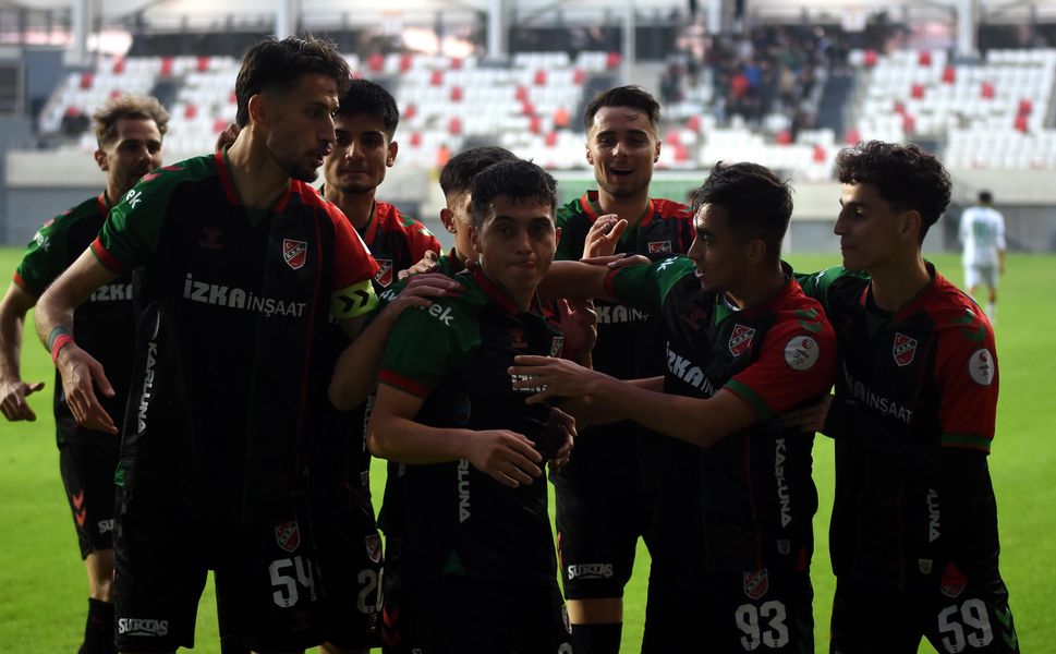 Karşıyaka, Bornova 1877’yi rahat geçti: Zirve takibi sürüyor