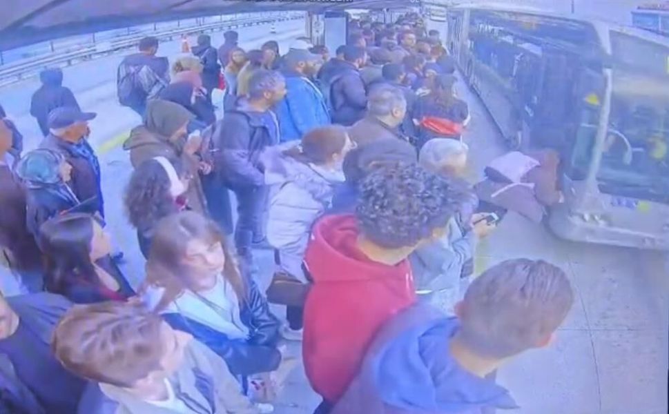 Metrobüs durağında korkunç kaza: 15 yaşındaki kıza metrobüs çarptı!