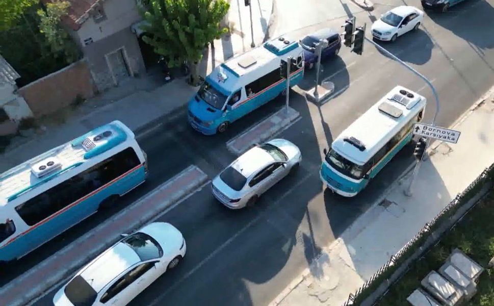 İzmir'de trafikten kaçan dolmuş şoförü 200 metre ters şeritte gitti