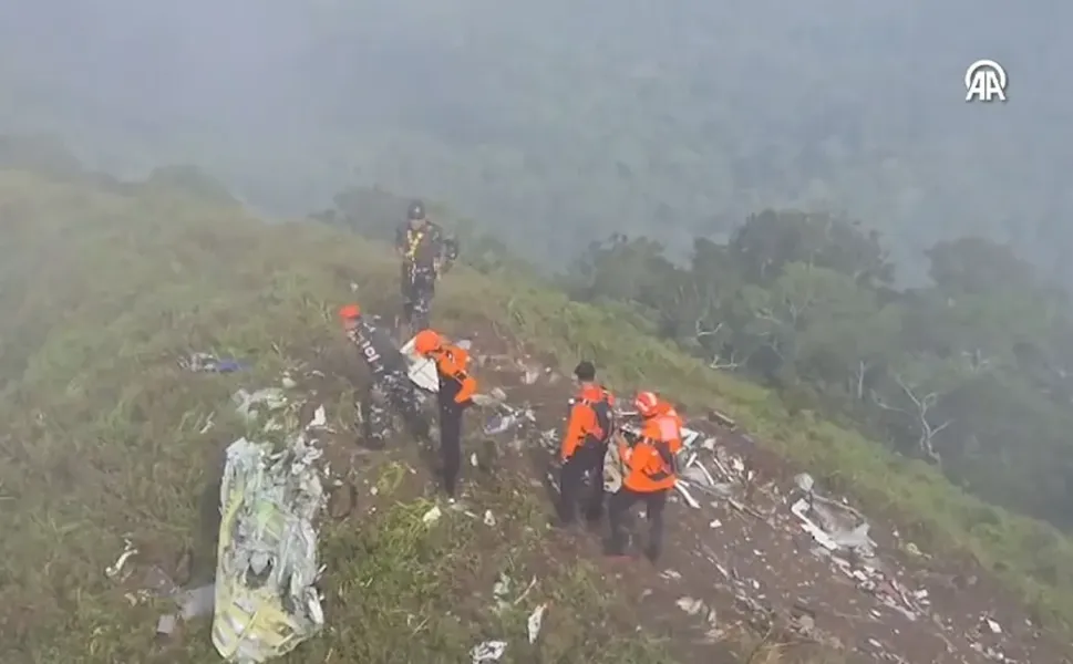 Endonezya’da gözlem uçağı düştü: Kayıp mürettebat aranıyor