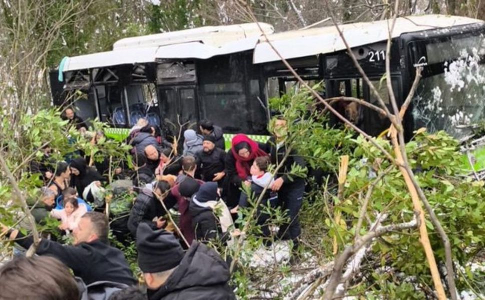 Kocaeli’de belediye otobüsü devrildi: Çok sayıda yaralı var